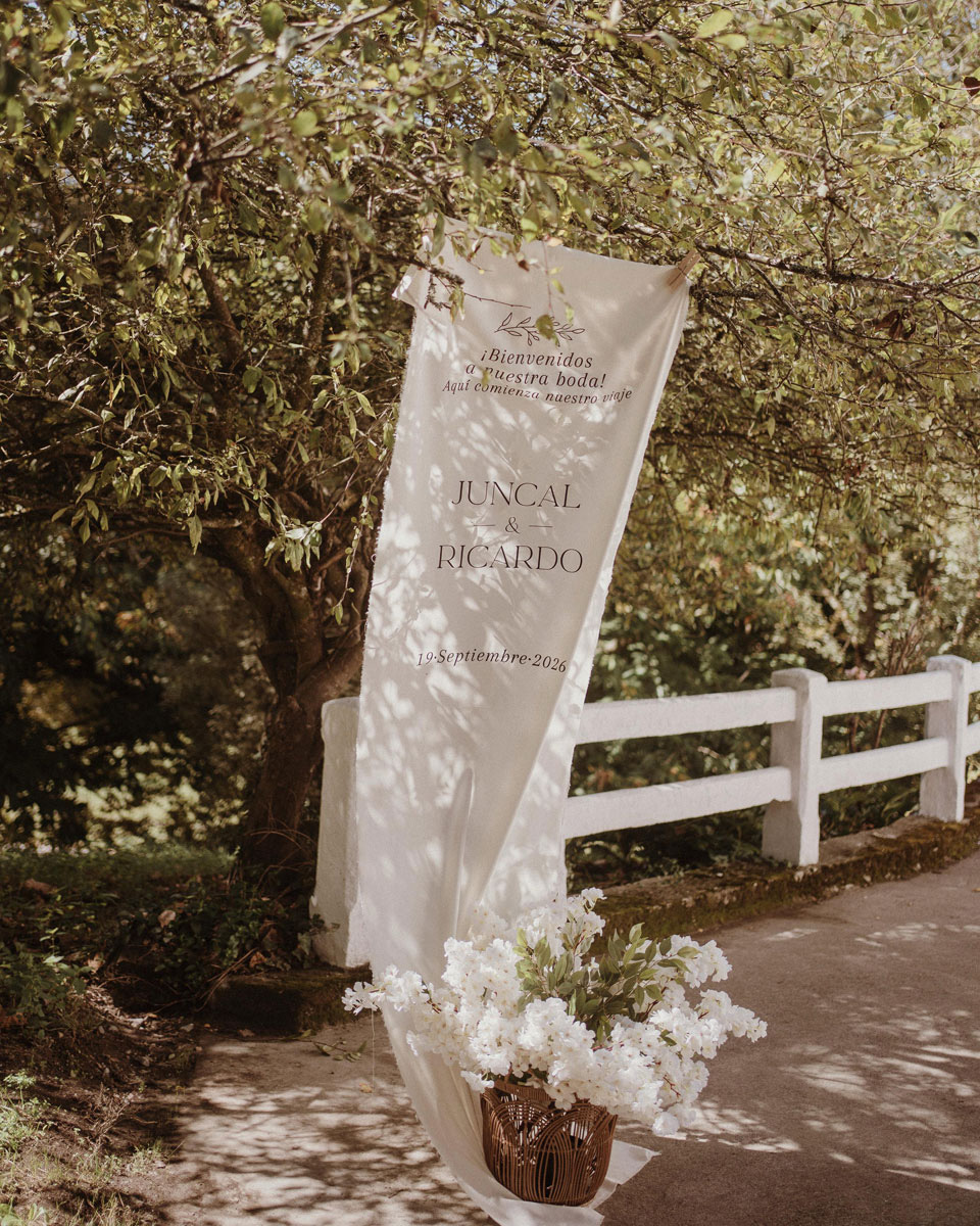 Cartel de bienvenida personalizado en tela para decoraci&oacute;n de boda