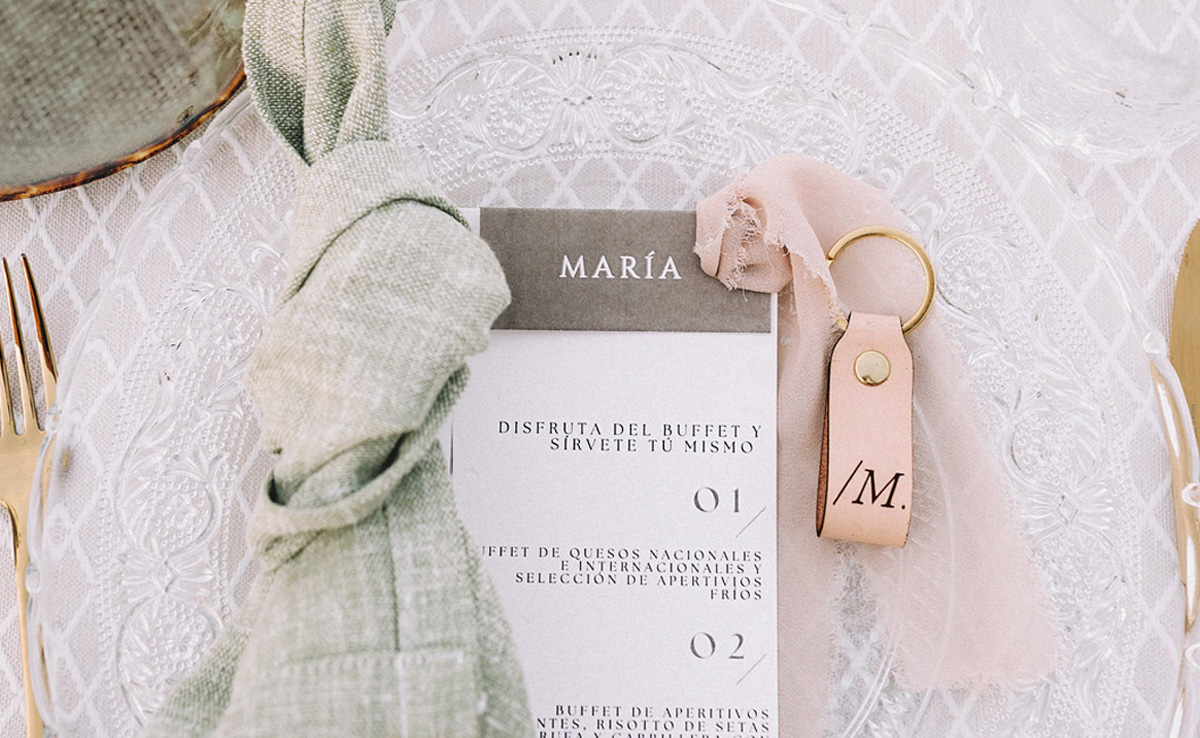 Llavero de cuero personalizado encima de una mesa decorada para boda