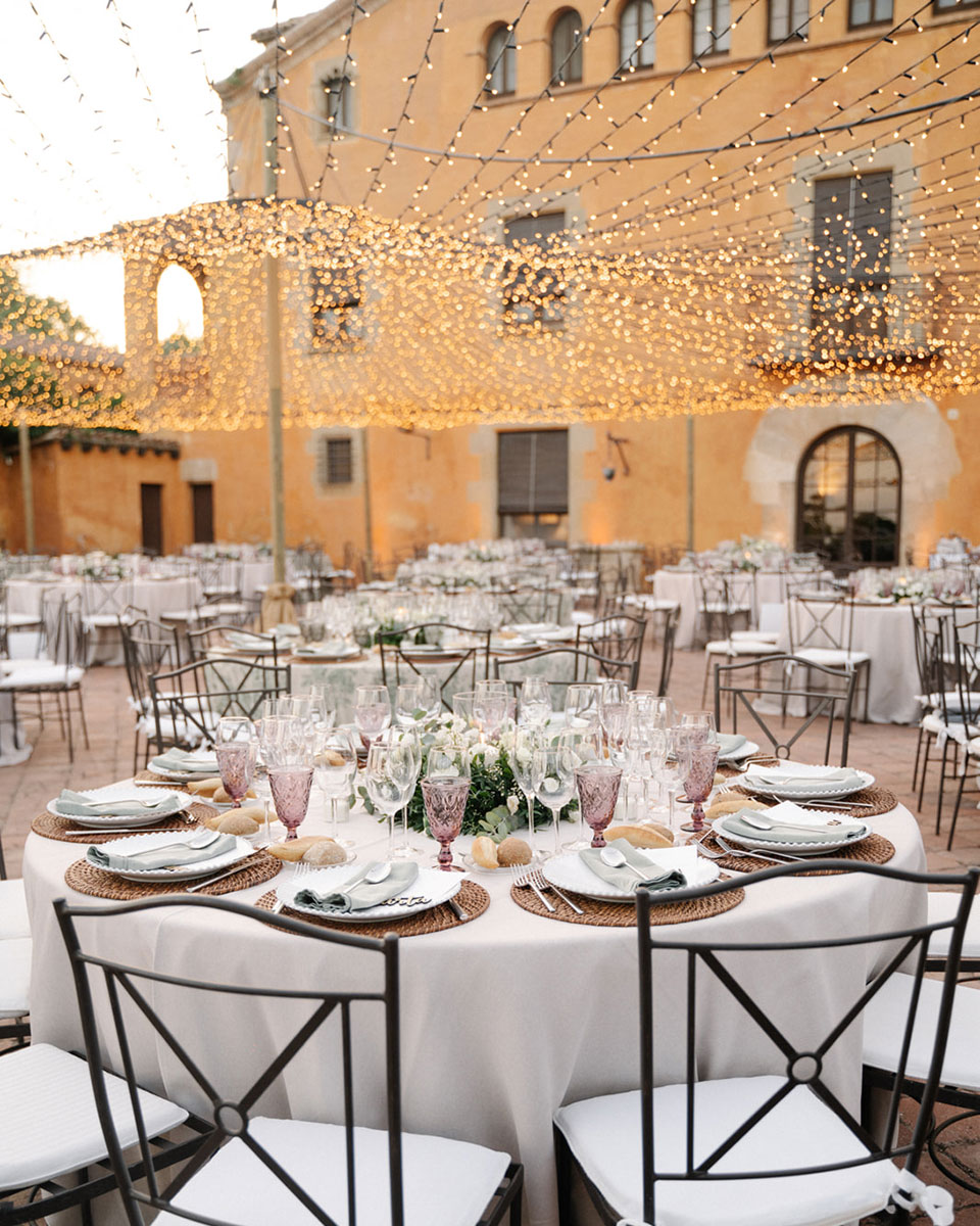 Mesas decoradas para la celebraci&oacute;n de una boda r&uacute;stica