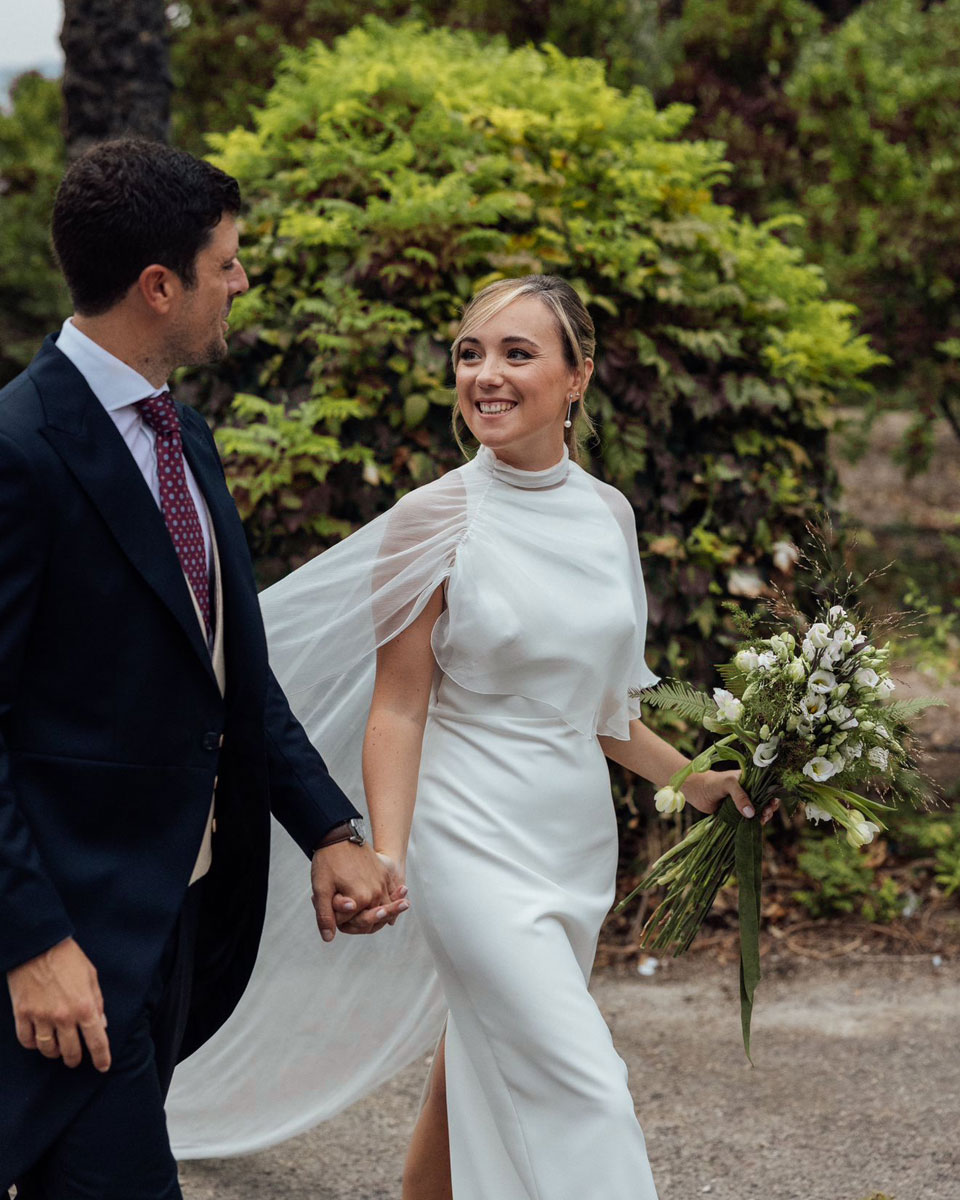 Novios caminando durante la celebraci&oacute;n de su boda