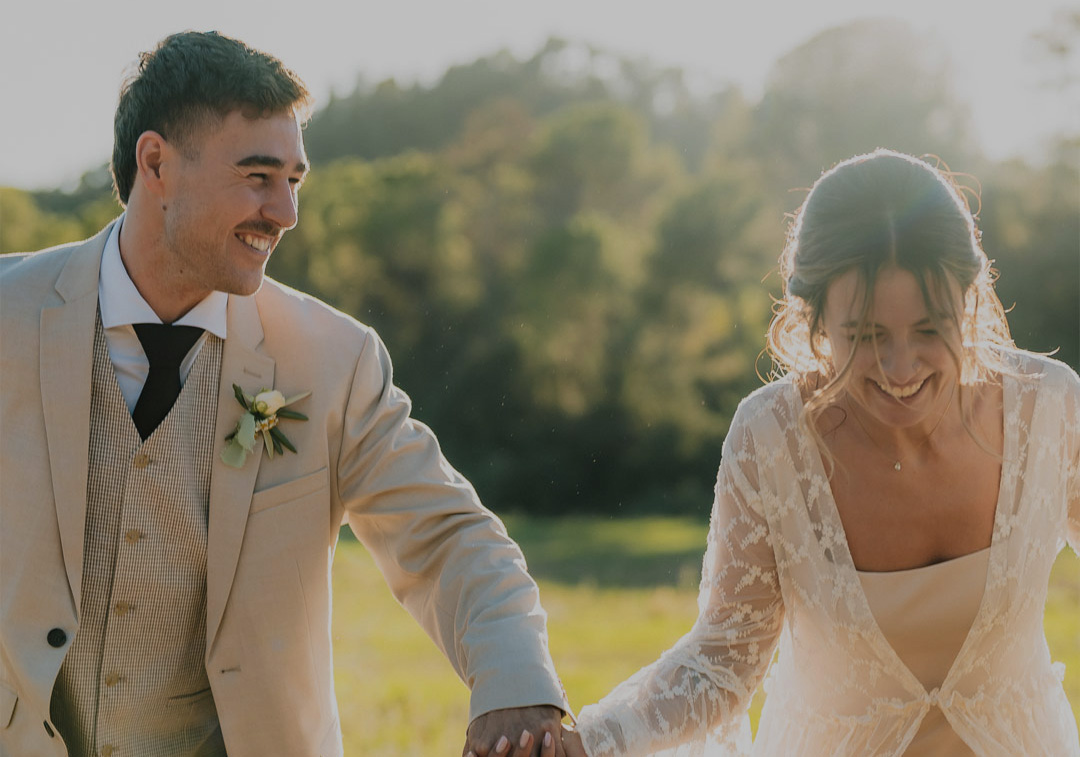 Pareja caminando durante una celebraci&oacute;n de boda