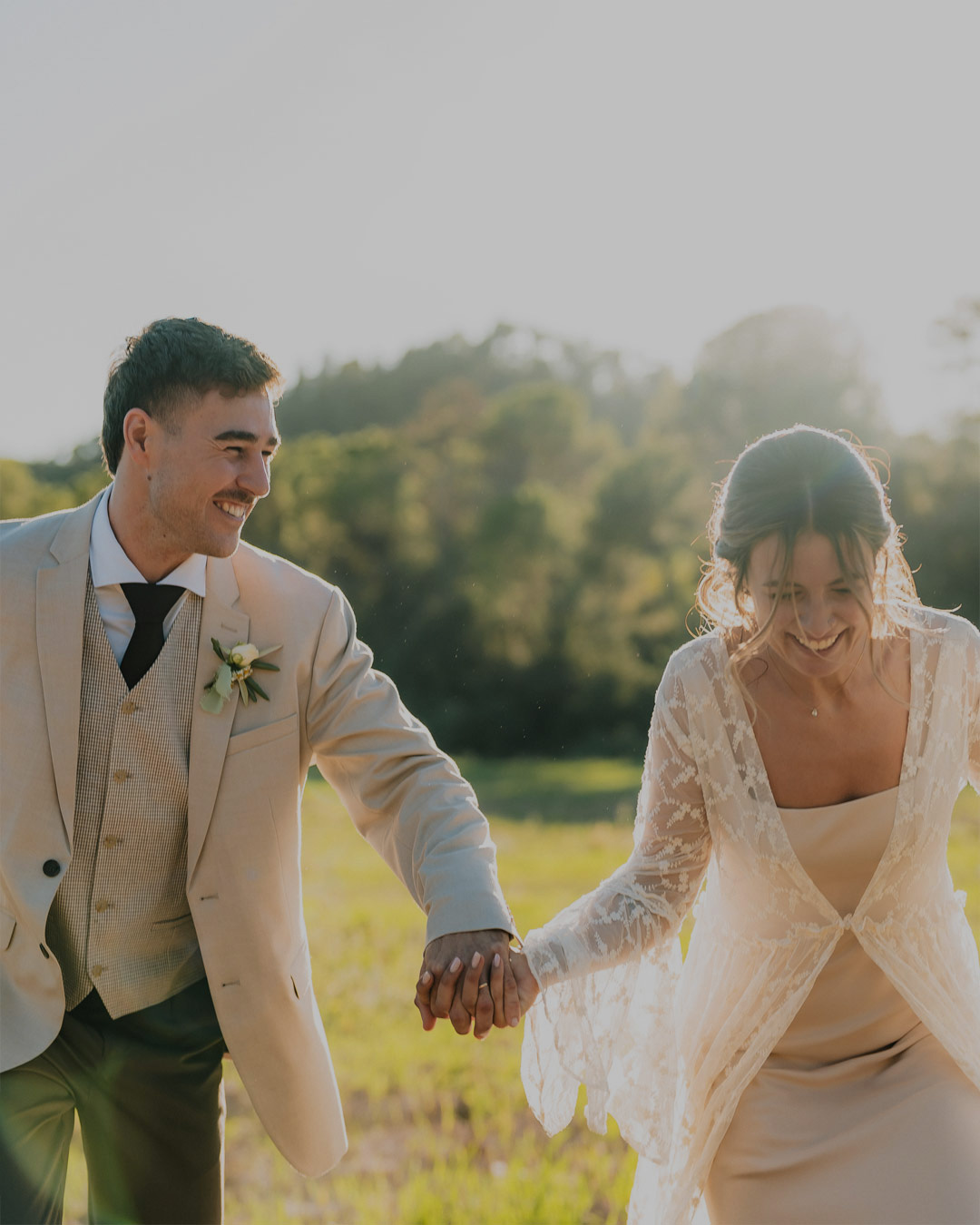 Pareja caminando durante una celebraci&oacute;n de boda