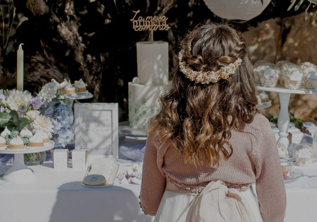 Celebraci&oacute;n de comuni&oacute;n decorada con papeler&iacute;a y detalles personalizados