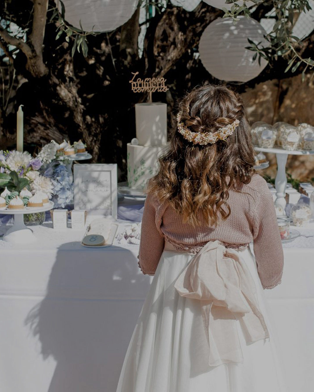 Celebraci&oacute;n de comuni&oacute;n decorada con papeler&iacute;a y detalles personalizados