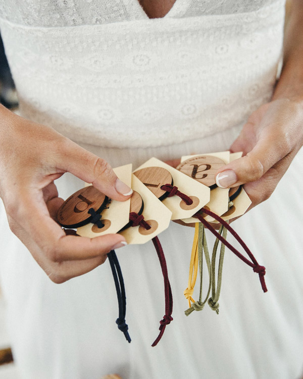 detalles personalizados para invitados a la boda: llaveros de madera, de cuero, imanes, kits de semillas,... todo personalizado y conjunto