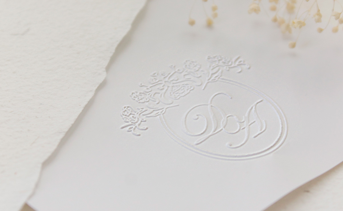 Logotipo acabado en relieve en una invitaci&oacute;n de boda