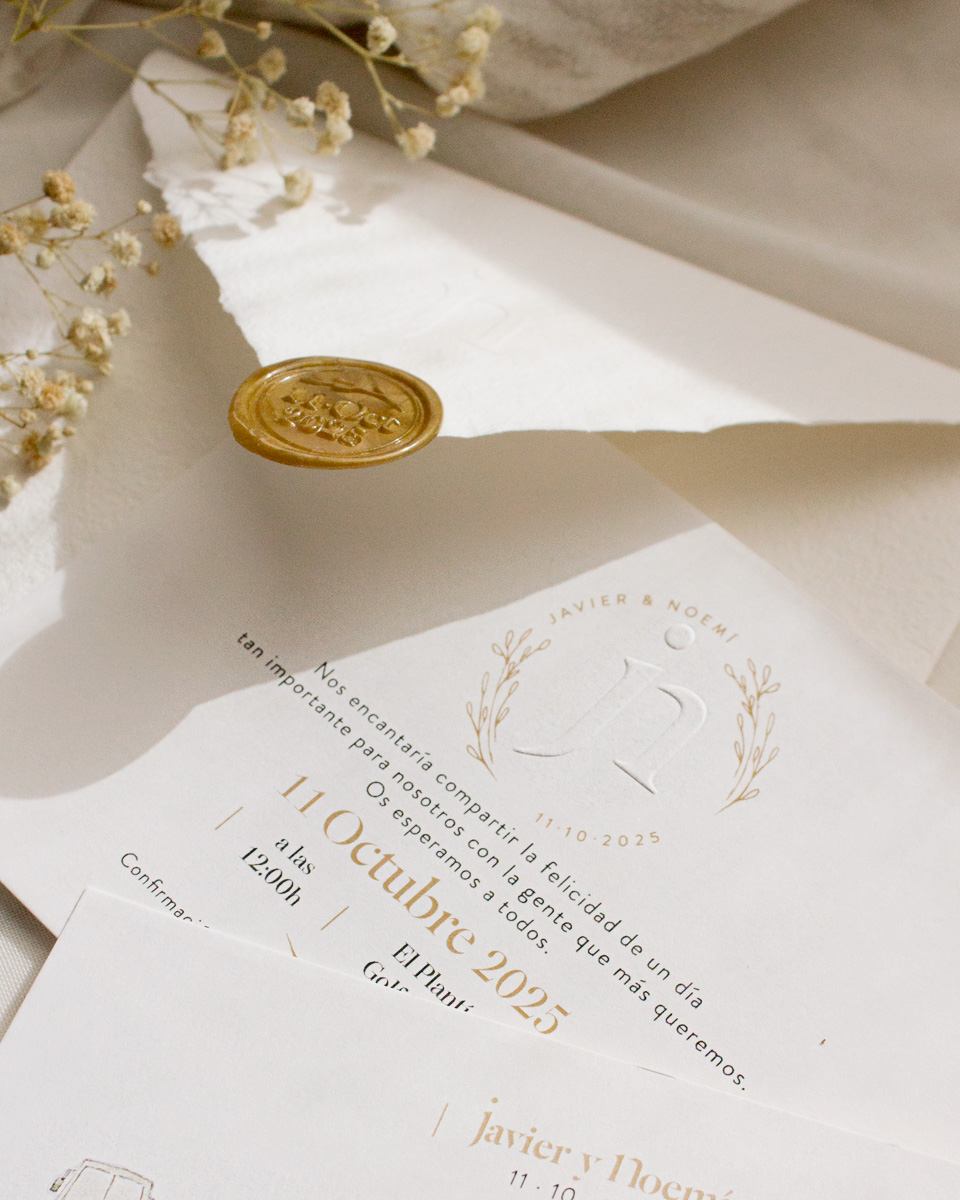 Invitaci&oacute;n de boda elegante con detalle en relieve en la propia invitaci&oacute;n