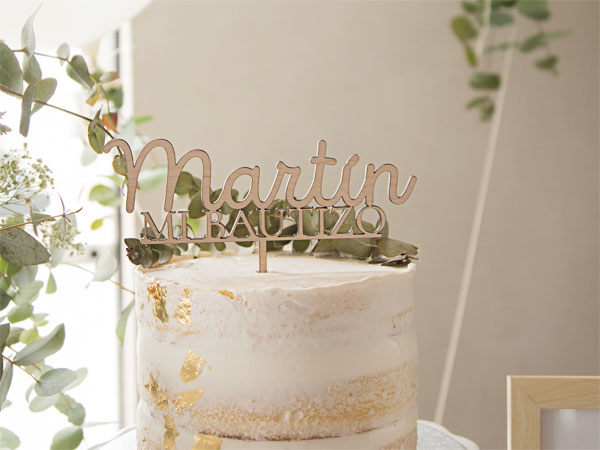 Cake topper de fusta per a decorar el past&iacute;s, personalitzat amb el seu nom