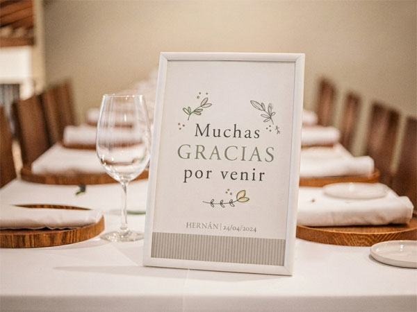 L&agrave;mina en marc de fusta amb el missatge "Moltes gr&agrave;cies per venir" per a decorar els racons del seu bateig