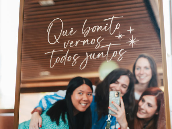 Vinil amb la frase "Que bonic veure'ns tots junts", com a cartell de benvinguda al seu bateig