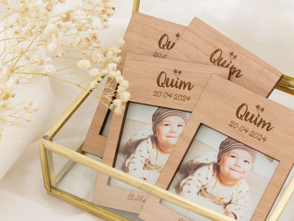 Imanes de madera personalizados con su nombre y una fotografía, como recuerdo de su bautizo