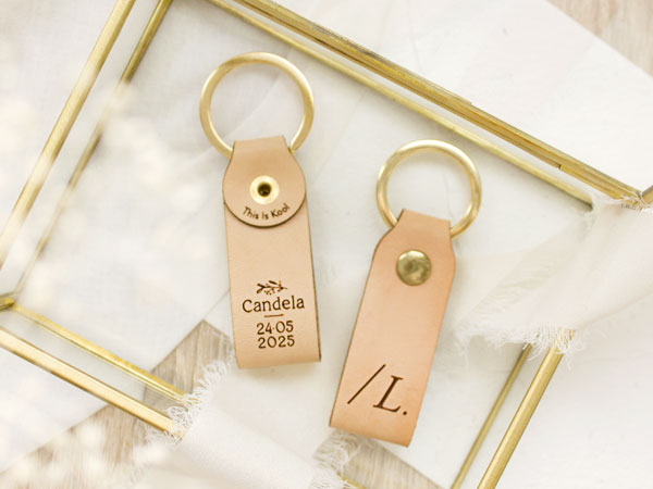 Llaveros de cuero personalizados con la inicial de cada invitado a su bautizo