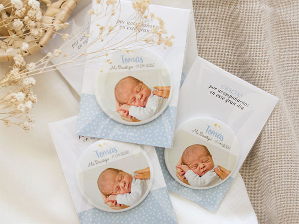 Imanes personalizados con foto como recordatorio de bautizo para familiares y amigos