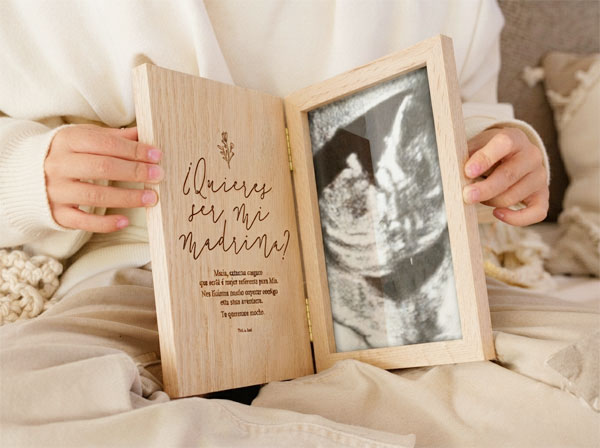 Marco de fotos personalizado como regalo especial para la madrina de su bautizo