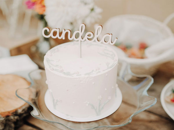 Cake topper de madera para decorar el pastel, personalizado con su nombre