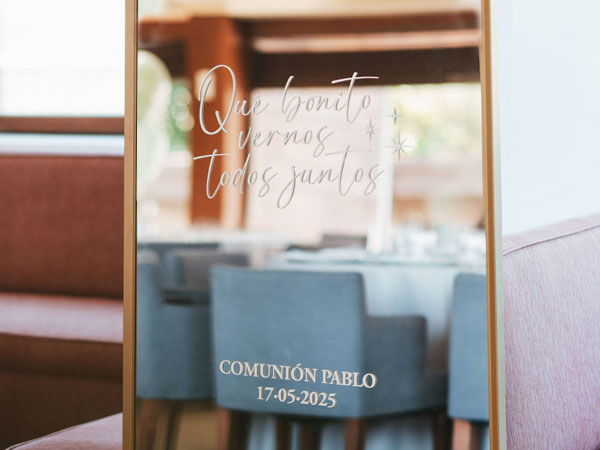 Vinilo con la frase "Qu&eacute; bonito vernos todos juntos", como cartel de bienvenida a su comuni&oacute;n
