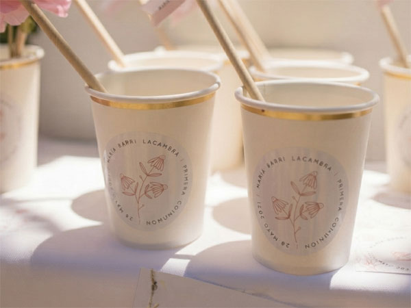 Adhesius personalitzats per a decorar els gots i elements de la taula dol&ccedil;a en la seva primera comuni&oacute;