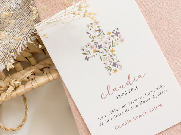 Recordatoris de primera comuni&oacute; amb una il&middot;lustraci&oacute; d'una creu amb motius florals