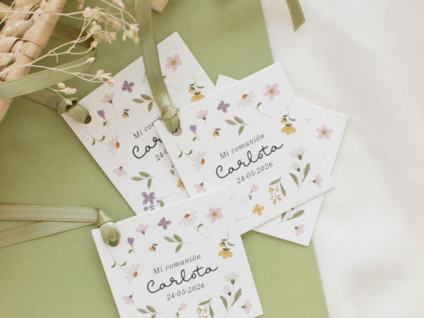 Targetes amb motius florals, personalitzades per a decorar els detalls de la seva primera comuni&oacute;