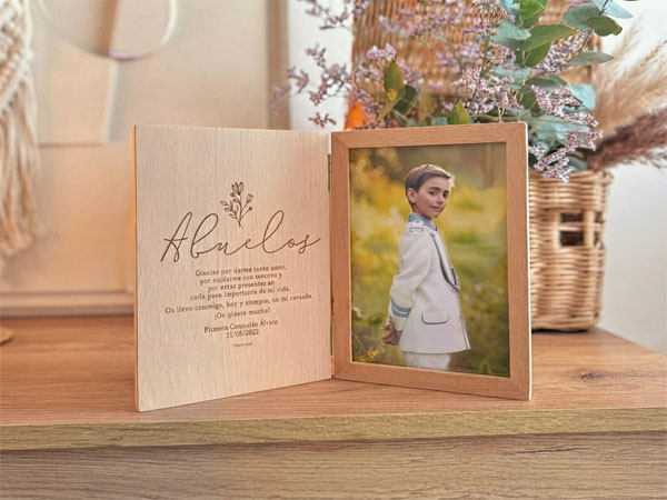 Marco de fotos personalizado como regalo especial para la madrina de su bautizo