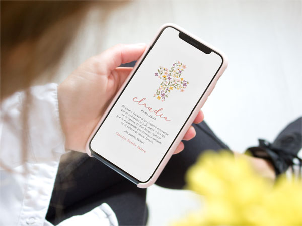 Invitaci&oacute;n de comuni&oacute;n digital, con una ilustraci&oacute;n de una cruz floral, para mandar por whatsapp