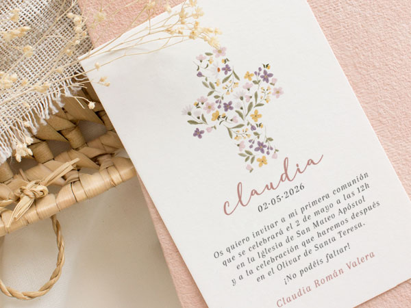 Invitaci&oacute;n personalizada de primera comuni&oacute;n con una ilustraci&oacute;n de una cruz con motivos florales